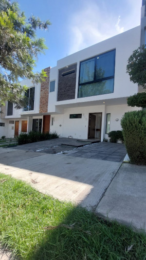 ¡Hola! Te presento una increíble casa en venta que destaca por su comodidad y estilo. Con 3 recámaras, 2 baños completos y un medio baño. Es perfecta para una familia o para quienes buscan espacio. Además, cuenta con 2 estacionamientos.Aquí te dejo los detalles que hacen de esta propiedad una opción única:- Excelente distribución.- Jardín trasero: Un espacio verde para relajarte y disfrutar de una buena lectura.- Los acabados son modernos y de calidad, lo que le da un toque especial a cada rincón. Si buscas un hogar que combine funcionalidad y confort, esta casa es la opción ideal. ¡No te la pierdas!Agenda tu cita para conocerla, no querrás salir de ahí!!