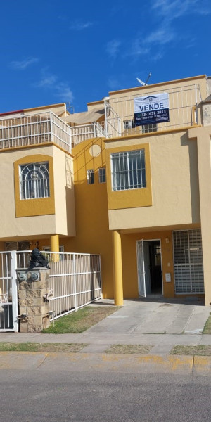 Bonita casa en venta en Col Mision la Floresta en Zapopan.Consta de 2 plantas, 3 recamaras, 2 baños y medio, area de lavado y terraza, cocina y barra desayunadora, cochera para 1 auto, recién remodelada. Zona con alta plusvalia, a unas cuadras de Av. Mariano Otero, muy bien ubicada.
Una gran ventaja es que no tienes vecinos enfrente ya que tu vista es hacia el parque. Agenda una cita para conocerla, te encantará!! 