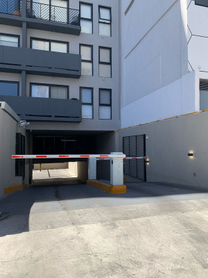 Departamento en Renta en San Maarten Lofts en 5to piso!!
Ubicado a solo 3 cuadras de la Glorieta de los Niños Héroes y a 5 minutos de Mercado México y Centro Magno, este moderno departamento de 66 m² te ofrece comodidad y estilo en una de las mejores zonas de la ciudad.  
Características:
- 1 recámara con walk-in closet  
- 1 baño completo  
- Sala-comedor  
- Cocina equipada  
- Área de lavado  
- Balcón  
- 1 cajón de estacionamiento  
- 2 aires acondicionados (uno en la recámara y otro en sala-comedor)
- Cortinas en todas las áreas  
Amenidades exclusivas: 
- Dos rooftops panorámicos en niveles 12 y 15  
- Alberca y fire pit para relajarte  
- Smart lockers para mayor comodidad  
- Lobby y área pet-friendly   
- Bicipuerto
- Lavanderia para uso de condominos
- Ubicación privilegiada, cerca de la Zona Gastronómica y Cultural de Chapultepec, con acceso a restaurantes, bares, cafeterías, gimnasios y museos.  
¿Para quién es este departamento?
- Jóvenes profesionales y emprendedores que buscan una ubicación céntrica con acceso a oficinas, coworkings y espacios de trabajo.  
- Amantes de la vida urbana que disfrutan de la gastronomía, el arte y la cultura.  
- Personas activas que prefieren moverse en bicicleta o caminando y estar cerca de gimnasios y parques.  
- Parejas jóvenes que desean un espacio cómodo, moderno y con amenidades exclusivas.  
¡Vive en el corazón de la ciudad con todas las comodidades! Contáctanos para conocer los requisitos y agenda tu cita. 