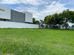EXCLUSIVO TERRENO EN CONDOMINIO ARAUCA II EN ZAPOPAN.
Ubicación privilegiada en la Zona Real, una de las zonas de mayor plusvalía, a minutos del Tec de Monterrey. Superficie: 364 m² Orientación: Sur - Norte, ideal para una iluminación y ventilación óptimas.
Ubicado en Condominio con seguridad 24/7 y acceso controlado. Amenidades de primer nivel:
- Casa Club con terraza y áreas de convivencia
- Sala de cine privada
- Alberca para disfrutar todo el año
- Gimnasio totalmente equipado
- Cancha de tenis y squash iluminadas
- Cancha multiusos (basquet, futbol, volleyball)
¡Gran oportunidad de inversión o para construir la casa de tus sueños!