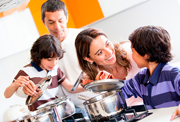 Familia conviviendo en la cocina